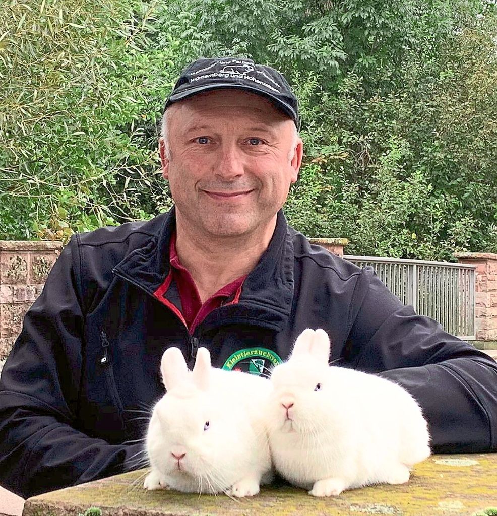 Kaninchenzüchter Reinhold Roth erzielte kürzlich mit Hermelin Blauaugen und Farbenzwerge Lux bei Leistungsschauen sehr gute Ergebnisse.  Fotos: Herzog