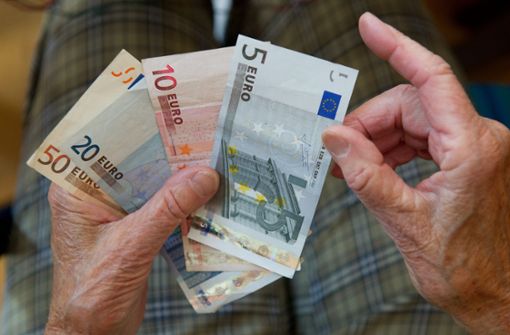 Zwischen Frauen und Männern beträgt der Unterschied bei der Rente mehrere Hundert Euro.  (Symbolfoto) Foto: dpa/Marijan Murat