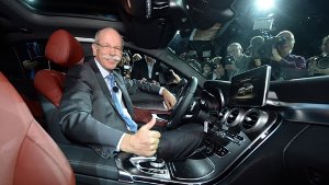 Daimler-Chef Zetsche zeigt stolz die neue C-Klasse