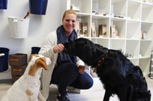 Svenja Kreß ist Ernährungsberaterin für Hunde. Sie gibt Pé (links) und Kiu (rechts) leckere Hundekekse aus Wels und Zistrose. Das hilft gegen Zecken. Foto: Guy Simon