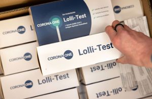 Der Lolli-Test ist eine Möglichkeit, sich selbst auf das Coronavirus zu testen. Foto: Michael Reichel/dpa/Michael Reichel