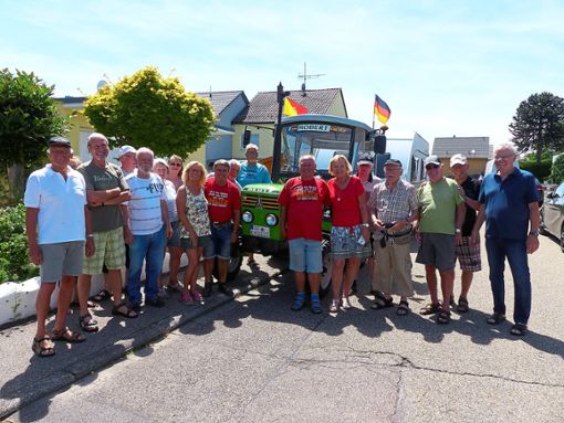 Freunde und Familie heißen Siegfried Krämer (Vorderer, direkt links neben Traktor) und Egon Knebel (Mitte, vor Traktor) in Langenalb willkommen. Foto: Jänsch Foto: Schwarzwälder Bote