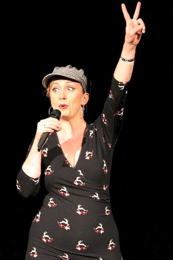 Scharfsinniger Wortwitz ist das Markenzeichen der Kabarettistin Martina Brandl. Foto: Andreae Foto: Schwarzwälder-Bote