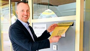 Sven Christmann wirft seine Bewerbung in den Briefkasten des Rathauses in Alpirsbach. Foto: Christmann