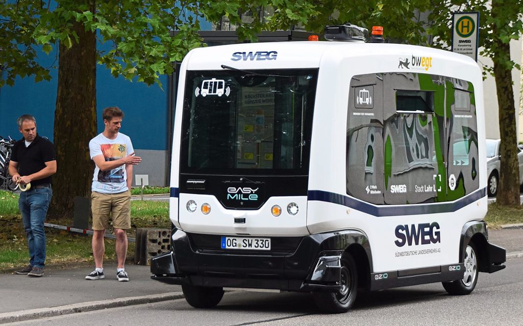 Fährt ganz von alleine: der neue Test-Bus der SWEG in der Schwarzwaldstraße. Links schauen einige Mitarbeiter zu.