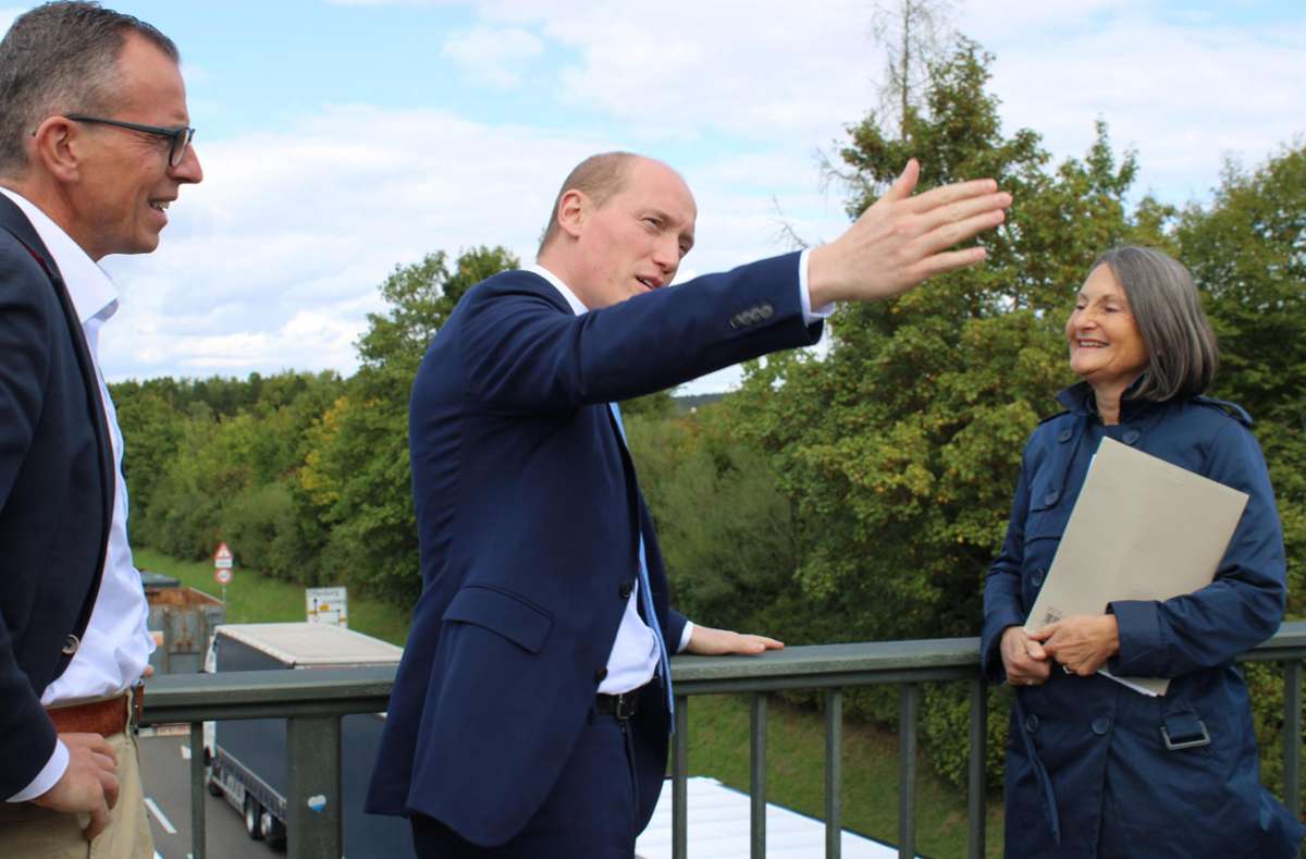 Bürgermeister Jonathan Berggötz (mitte) zeigt Regierungspräsidentin Bärbel Schäfer die Problematik. Links von ihm hört Landrat Sven Hinterseh aufmerksam zu.