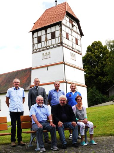 Der Vorstand des Fördervereins freut sich über Rainer Prewos Besuch – und sein Mitbringsel. Foto: Schwarzwälder Bote