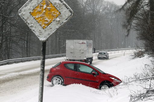 Ein gängiges Bild in diesen Tagen: schneeglatte Straßen, Autos im Graben. Foto: ymbolfoto: Frey