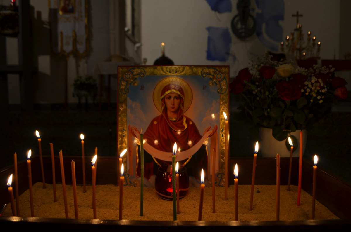 Viele Kerzen tauchen die Kirche in feierliches Licht. Fotos: Vitaliy Finonchenko/ Elena Romme