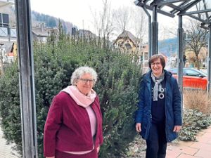 Irmgard Wößner (rechts) bedankt sich bei Kursleiterin Anne Bosch für ihre jahrelanges ehrenamtliches Engagement als Kursleiterin in der Alpirsbacher Begegnungsstätte.Foto: Privat Foto: Schwarzwälder Bote