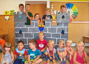 Viel Spaß haben die Kinder bei der Ferienbetreuung in der katholischen Kindertagesstätte St. Raphael, besonders an der selbstgebauten Ritterburg.  Foto: Kaletta Foto: Schwarzwälder Bote