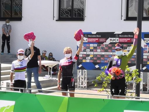 Strahlende Siegerin: Loana Lecomte (Mitte) gewinnt das Elite-Rennen der Frauen.  Foto: Ligresti