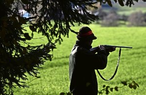 Ein Jäger mit Gewehr hat im Engener Freibad für Aufsehen gesorgt. (Symbolfoto) Foto: dpa