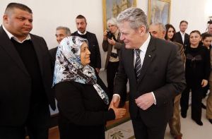 Bundespräsident Joachim Gauck begrüßt Ayse Yozgat Foto: dpa
