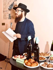 Rabbiner Levi Yitzchak Hefer erklärt  die jüdischen Speisen. Foto: Schwarzwälder-Bote