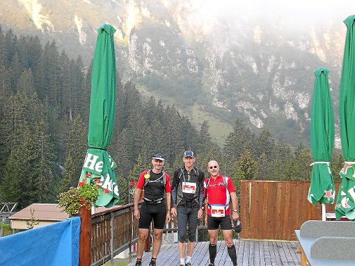 Anton Wild, Werner Naujok und Claus Brock (von links) haben den Sardona-Ultra-Trail gemeistert.             Foto: Vichra Foto: Schwarzwälder-Bote