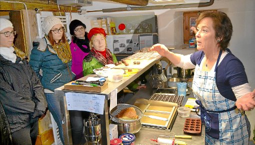 Andrea Schuler-Schakurski erklärt den Besuchern aus Holzhausen, wie Pralinen hergestellt werden.  Foto: Heidepriem Foto: Schwarzwälder-Bote