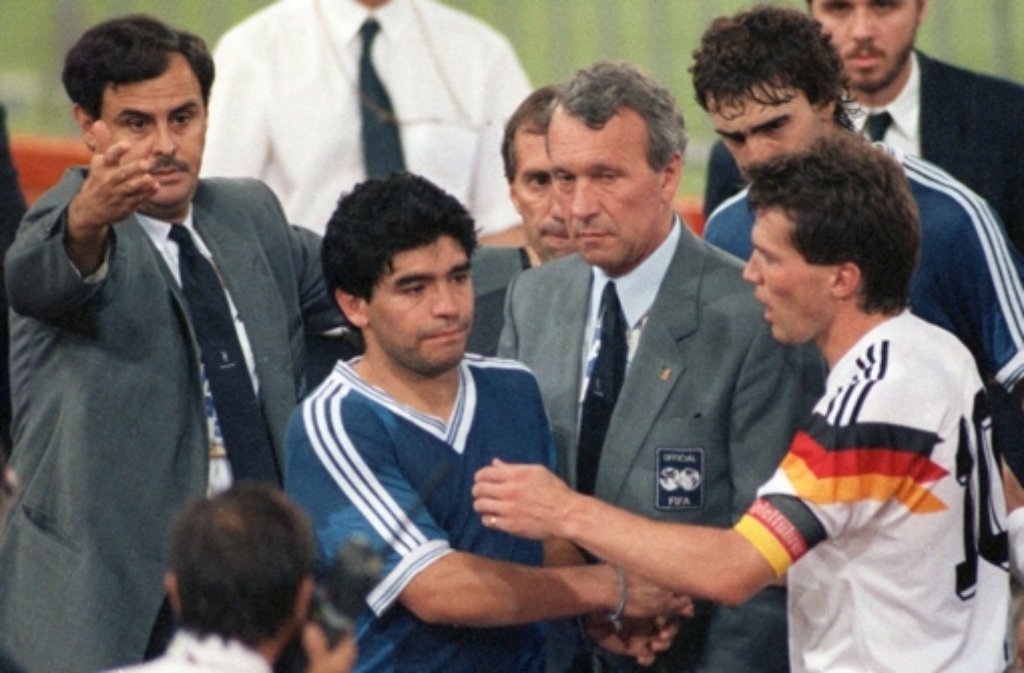 Unangefochten an der Spitze des deutschen Kapitäns-Rankings ist Rekordnationalspieler Lothar Matthäus (rechts). Er streifte sich 75 Mal die Kapitänsbinde über (150 Länderspiele).