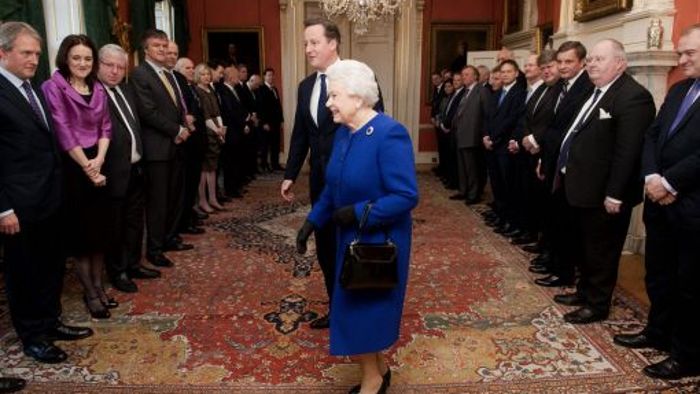 Queen Elizabeth besucht zum ersten Mal Kabinettssitzung