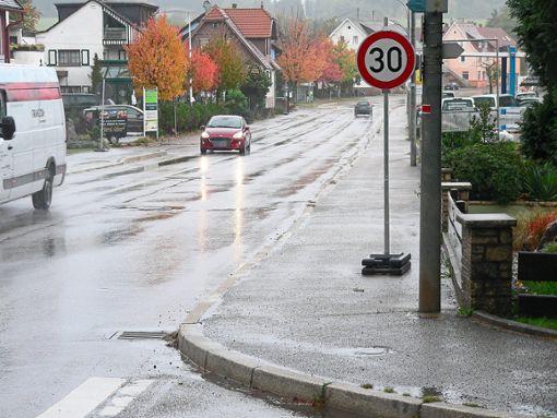 Wegen des Umleitungsverkehrs wurde nun auch in der Schömberger Straße die zulässige Höchstgeschwindigkeit auf 30 Kilometer pro Stunde reduziert. Foto: Krokauer Foto: Schwarzwälder Bote
