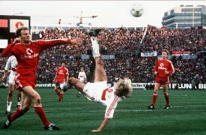 Der Gipfel im Süden: Jürgen Klinsmann erzielte 1987 beim Duell VfB Stuttgart gegen FC Bayern München das Tor des Jahres.  Foto: Baumann