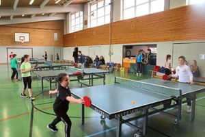 Viel Spaß haben die Teilnehmer am Mini-Turnier der Tischtennisabteilung des Turnvereins. Foto: Hübner Foto: Schwarzwälder-Bote