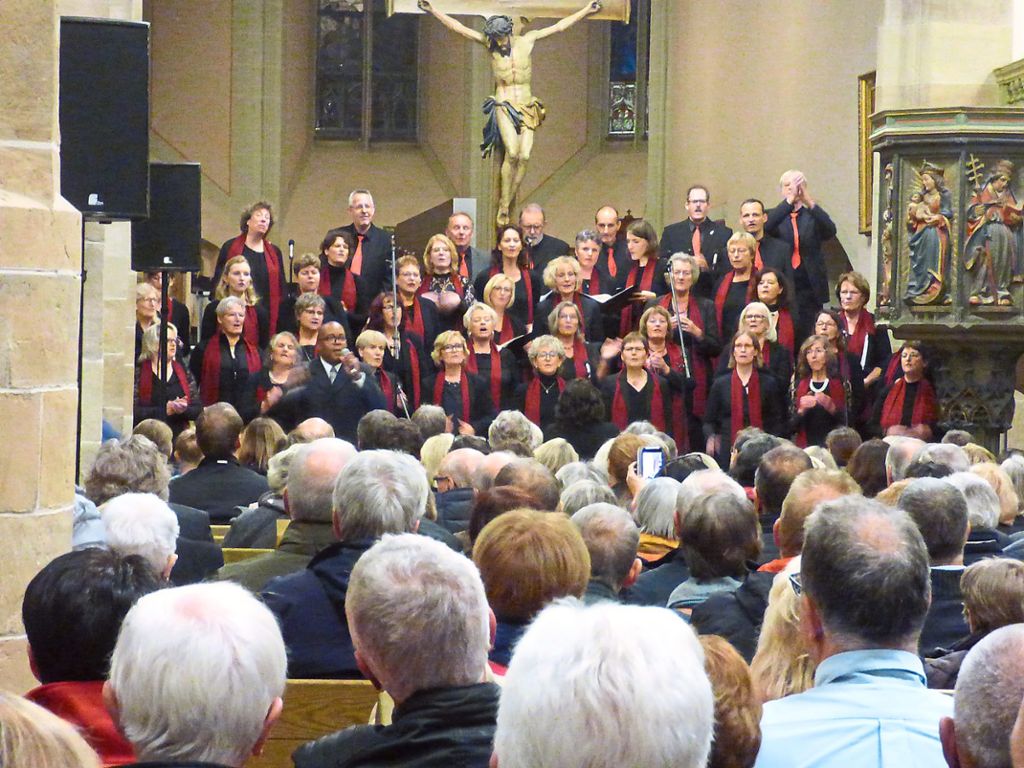 Der Gospelchor singt vor den vielen Zuhörern in der Balinger Statdkirche. Fotos: Meinert Foto: Schwarzwälder Bote