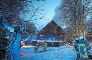 Januar 2022 – die Feuerwehrleute verhindern einen Großbrand der Waldkulturscheune. Trotzdem dauert es Monate, bis das Kleinod wieder durchstarten kann. Foto: Eich
