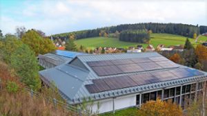 Die Bürgerenergiegenossenschaft Unterkirnach wird Eigentümer der PV-Anlage auf dem Dach der Schlossberghalle. Foto: Ulrich Schlenker