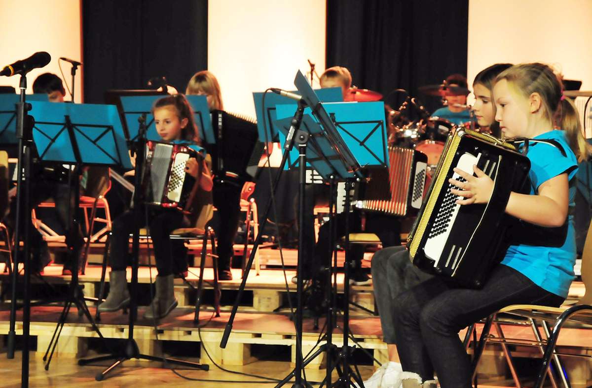 Das Orchesterle spielt sich mit bekannten Hits durch die zweite Hälfte des vorherigen Jahrhunderts. Foto: Ziechaus