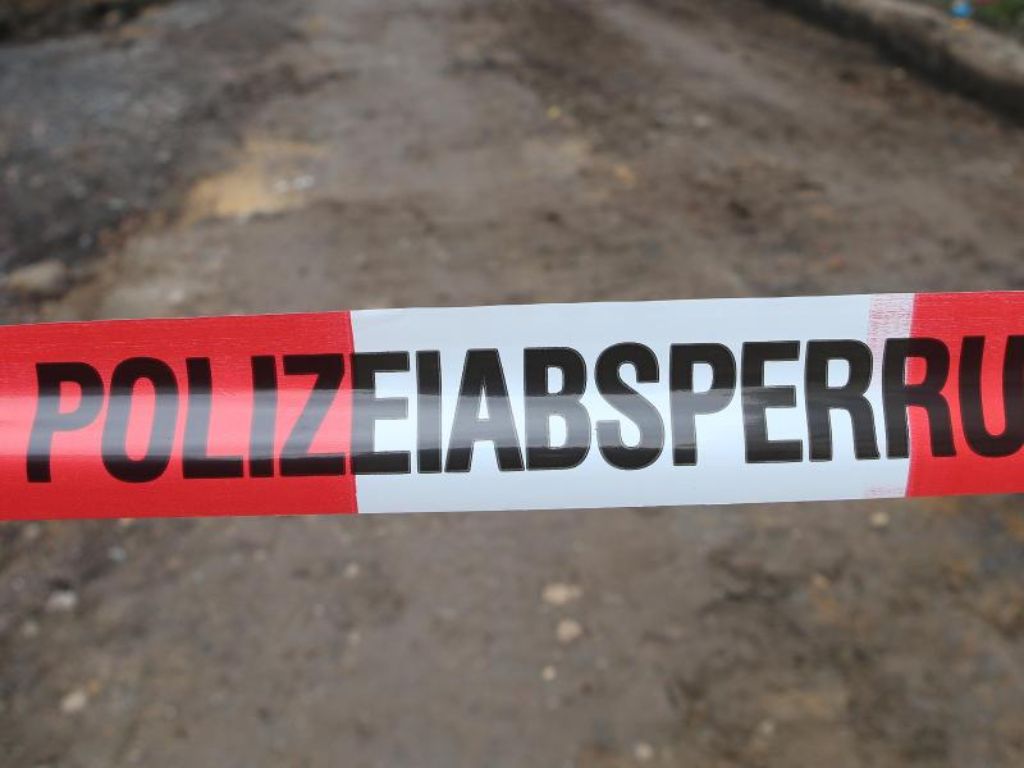 Eine männliche, unbekleidete Leiche ist am Sonntag in einem Wohngebiet in der Ebinger Weststadt gefunden worden.