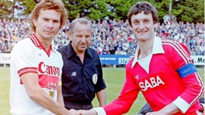 Rudi Seewald (rechts) 1979 als 08-Kapitän beim Wimpeltausch mit Hermann Ohlicher vom VfB Stuttgart vor einem Freundschaftsspiel gegen den Bundesligisten in Schwenningen. Foto: Archiv Michael Eich