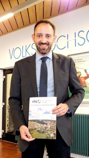 VHS-Chef Christoph Mast präsentiert das neue Semesterprogramm. Foto: Schwarzwälder Bote