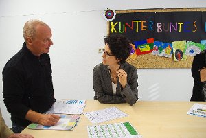 Konrektor Stefan Zechmeister erläutert Marion Gentges das Konzept der Gemeinschaftsschule.  Foto: Kleinberger Foto: Schwarzwälder-Bote