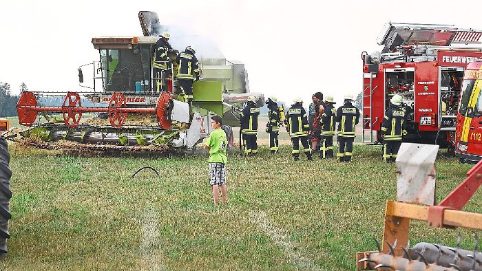 Feuerwehr löscht brennenden Mähdrescher