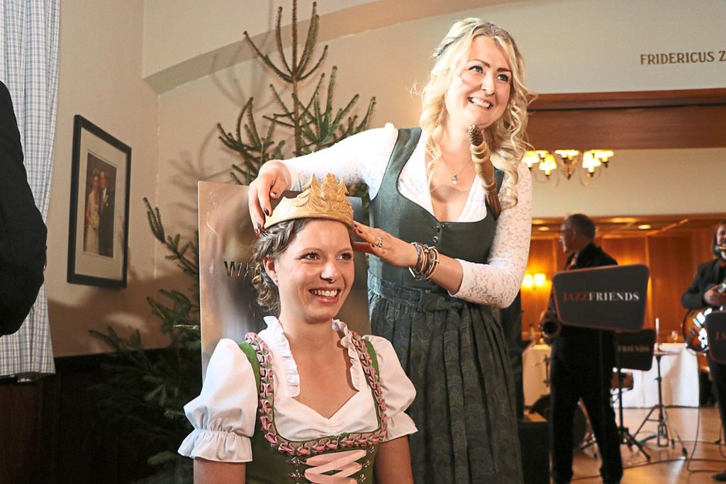 Johanna Eich (links) bekommt von  ihrer Vorgängerin Ramona Rauch auf der Burg Hohenzollern   als siebte  Waldkönigin  die Krone überreicht. Foto: Kauffmann