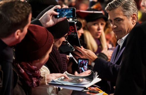 George Clooney wird bei der Berlinale auf dem roten Teppich von Fans bejubelt. Foto: dpa