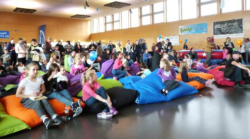 Die Stadt- und Stallhalle in Rottweil ist beim ersten Kinderfest des Round Table voll mit Besuchern. Fotos: Zelenjuk Foto: Schwarzwälder-Bote