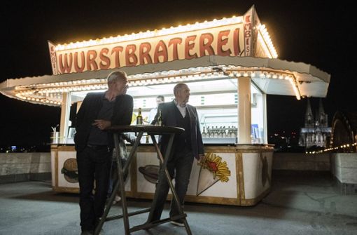 Den Kommissaren Ballauf (Klaus J. Behrendt, re. ) und Schenk (Dietmar Bär) schmeckt die Wurst dieses Mal überhaupt nicht. Foto: WDR/Martin Valentin Menke