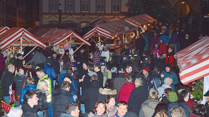Weihnachtsmarkt lockt zahlreiche Besucher an