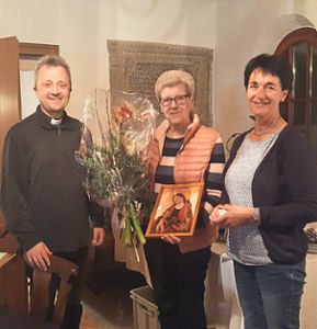 Pater Erwin und Petra Reichert-Kötzle (rechts)  zeichneten Richarda Kramer für ihre 60-jährige Zugehörigkeit zum  Kirchenchor  St.  Hubertus  aus.  Foto: Fischer Foto: Schwarzwälder Bote