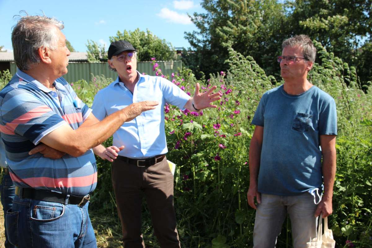 Der langjährige Weitinger Ortsvorsteher Roland Raible (links) und sein Nachfolger Rainer Himmelsbach (rechts) hakten bei Manfred Albiez von den Stadtwerken Nürtingen zum Thema Bienenstrom nach.