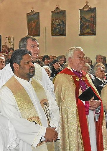 Pfarrer Thomas Vadakoot (von links)  und Diakon Oliver Pfaff beim Besuch von Weihbischof Johannes Kreidler in der Palmbühlkirche. Vadakoot geht zurück nach Indien.  Foto: Archiv Foto: Schwarzwälder-Bote