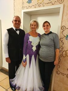 Das Ehepaar Roswitha und Wolfgang Franz bedanken sich bei Bürgermeisterin Grassi für die Unterstützung in der vergangenen Tanzsaison. Foto: Gemeinde Foto: Schwarzwälder Bote