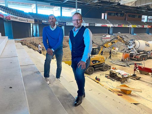 Beim Umbau der Helios-Arena läuft es nach Plan, dagegen müssen Christoph Sandner (links) und Christof Kreutzer noch viele Baustellen beackern. Foto: Wild Wings