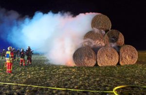 Die Wildberger Feuerwehr beim Einsatz in Sulz: Strohballen hatten Feuer gefangen Foto: Haurand