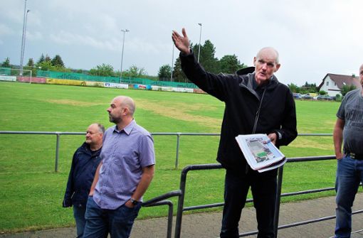 Bürgermeister Michael Maier (dritter von links) stellt die Pläne für eine mögliche Zukunft des kaum genutzten Fußballfelds neben dem Naturfreibad vor. Foto: Gauggel
