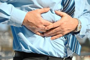 Schmerzen im Oberbauch, vor allem nach dem Essen, können  auf ein Magengeschwür hindeuten. Foto: AOK Foto: Schwarzwälder Bote