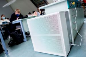 Für 70 Millionen Euro sind in den vergangenen Monaten Luftfilter und CO2-Ampeln zur Ausstattung von Schulen und Kitas angeschafft worden. Foto: dpa/Hauke-Christian Dittrich