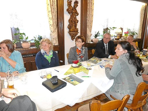 Der Vorstand des VdU bei seiner Sitzung. In der Mitte die Vorsitzende Bettina Rutschmann. Foto: Gültling Foto: Schwarzwälder-Bote